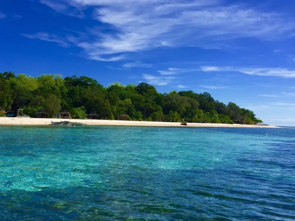 Mantigue island captured with a parked kayak on the shore